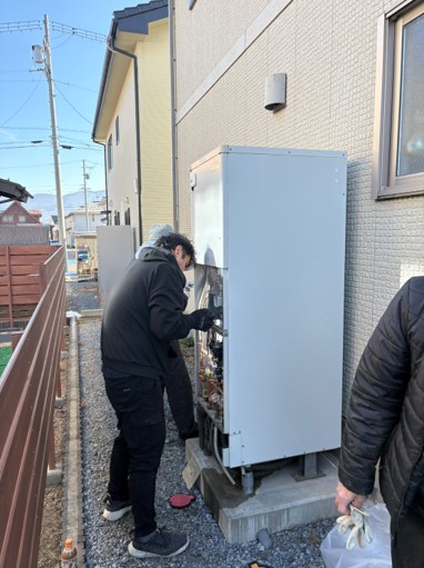 既存エコキュート内部の撤去作業